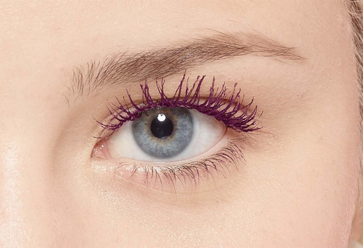 Otra opción de maquillaje en tonos morados consiste aplicar la nueva máscara Paradise de L’Oréal Paris en color violeta para elevar y dar color a las pestañas.